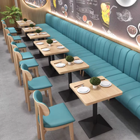 Ensemble personnalisé de mobilier de restaurant moderne en bois de luxe léger, comprenant un canapé banquette, une table en contreplaqué et une chaise de salle à manger confortable avec assise rembourrée.