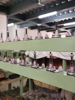 Machine à tisser à aiguilles larges sur mesure pour la fabrication de bandes élastiques et de nappes – Machine à tisser à aiguilles pour la confection de tissus larges