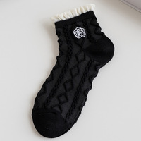Chaussettes mi-mollet - Chaussettes à bulles brodées en noir et blanc sur le thème de l'amour pour l'automne et l'hiver
