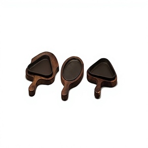 Ensemble de 3 plaques chauffantes de tailles et formes différentes, design unique, en fonte, avec base en bois, en gros - Product Image 1