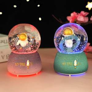 Globi di Neve Personalizzati con Astronauta Romantico, Carillon in Resina Creativo con Sfera di Cristallo e Luce, Ornamenti per la Casa, Regalo - Product Image 2