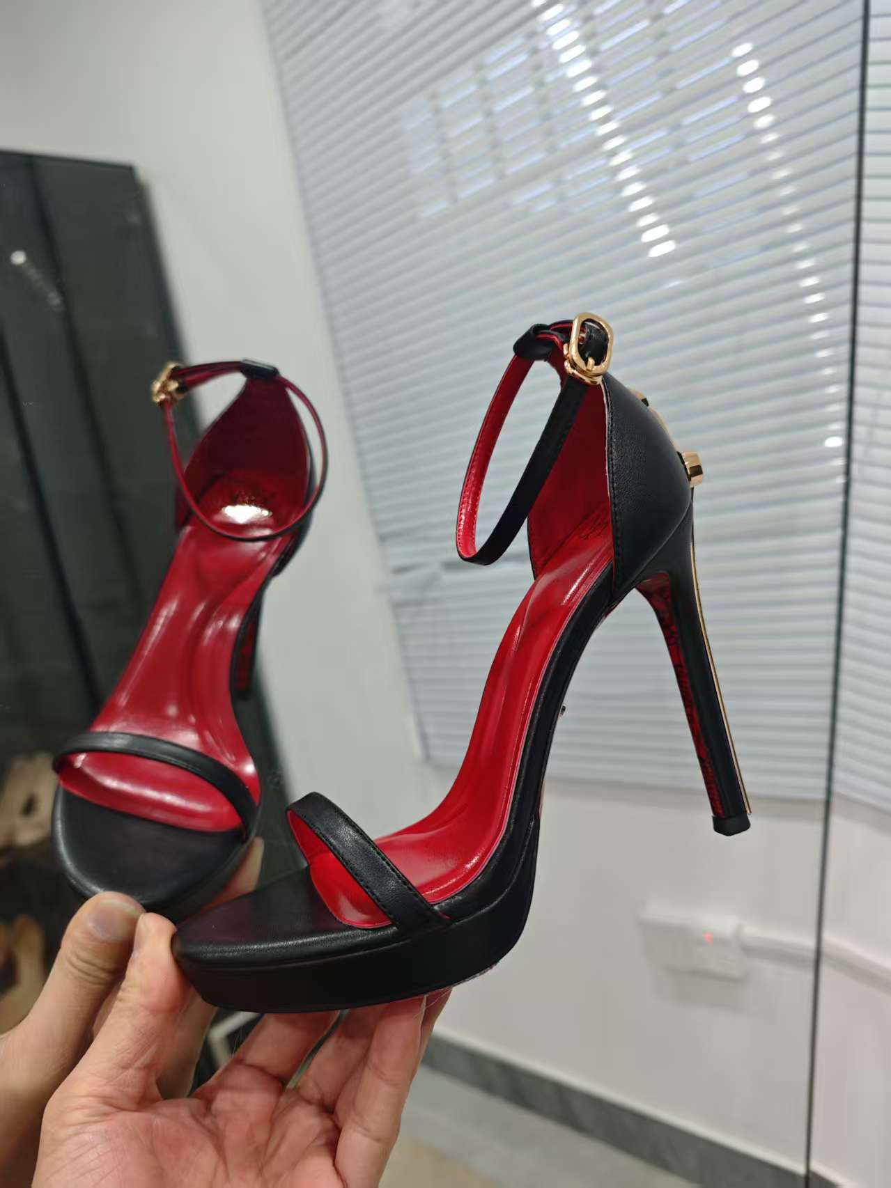 มีดสั้นสีดำเงิน ขนาด 12 ซม.