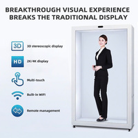 La pantalla LCD interactiva transparente puede equiparse con figuras virtuales, lo que la convierte en adecuada para la recepción de vestíbulos de hoteles.