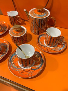 Ensemble de 2 tasses à thé en céramique de luxe gravées, avec soucoupes, style Europe occidentale, pour la maison – Vente chaude - Product Image 3