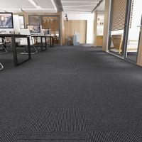 Revêtement de sol modulaire en polypropylène rembourré, dalles de moquette à rayures carrées modernes pour la décoration résidentielle et commerciale