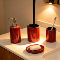 Ensemble d'accessoires de salle de bain modernes et écologiques en résine rouge brillante avec distributeur de savon, porte-brosse WC, gobelet et porte-savon