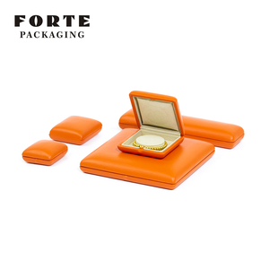 Boîte à bijoux FORTE en cuir orange et velours, personnalisée avec logo, pour bagues et pendentifs, emballage de voyage de luxe - Product Image 5