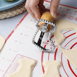 <span class=keywords><strong>Emporte</strong></span>-pièce en alliage de zinc en forme de chaussette de Noël pour raviolis et boulettes, avec manche en bois de caoutchouc, ustensile de cuisine - Product Image 5