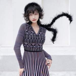 कस्टम लक्जरी सुरुचिपूर्ण वी गर्दन जैक्वार्ड स्वेटर पोशाक महिलाओं के विपरीत रंग लंबी आस्तीन वाली एक लाइन मामूली धारीदार पोशाक महिलाओं - Product Image 5