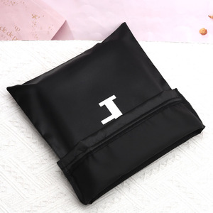 Sac à cordon en satin noir petit format pour bijoux, personnalisable avec logo, idéal pour cosmétiques, montres et parfums – Offre Spéciale - Product Image 3
