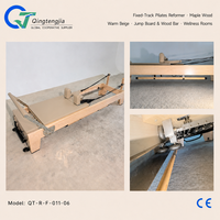 Reformer de Pilates pliable en bois d'érable beige chaud avec barre en bois massif et support de rangement pour salles de bien-être apaisantes