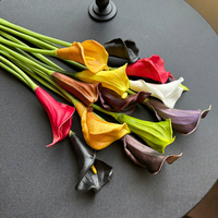 Vente en gros de fleurs artificielles de haute qualité, calla lilies blanches et violettes en PU, toucher réaliste, pour la décoration de mariage et de la maison