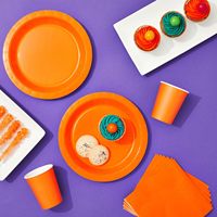 Usine directe 24 fournitures de fête Orange Style moderne 72 pièces ensemble assiettes en papier tasses serviettes pour anniversaire pique-nique événements d'été