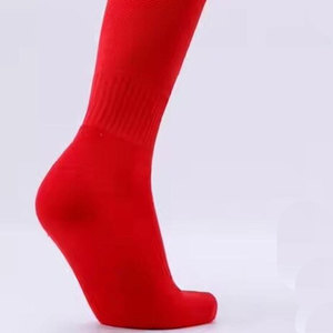 Vente en gros de chaussettes de sport pour hommes, personnalisables avec logo, couleur et taille, épaisses, confortables, respirantes et anti-humidité, pour le basketball - Product Image 2