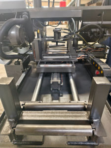 Автоматический ленточнопильный станок для резки металла: стальных прутков, труб, двутавровых балок. С ручной подачей и автоматической пиловкой. Ленточнопильный станок для металлов с сертификатом CE. - Product Image 3