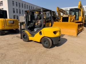 Chariot élévateur diesel Komatsu FD30T-17 d'occasion d'origine japonaise, 3 tonnes, mât à trois sections, faible nombre d'heures de fonctionnement, équipement de manutention d'entrepôt - Product Image 2