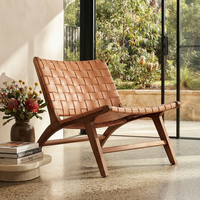 Fauteuil lounge en cuir et bois massif, style Aussie Japandi minimaliste, avec accents tressés, robuste, pour salon et semi-extérieur AU