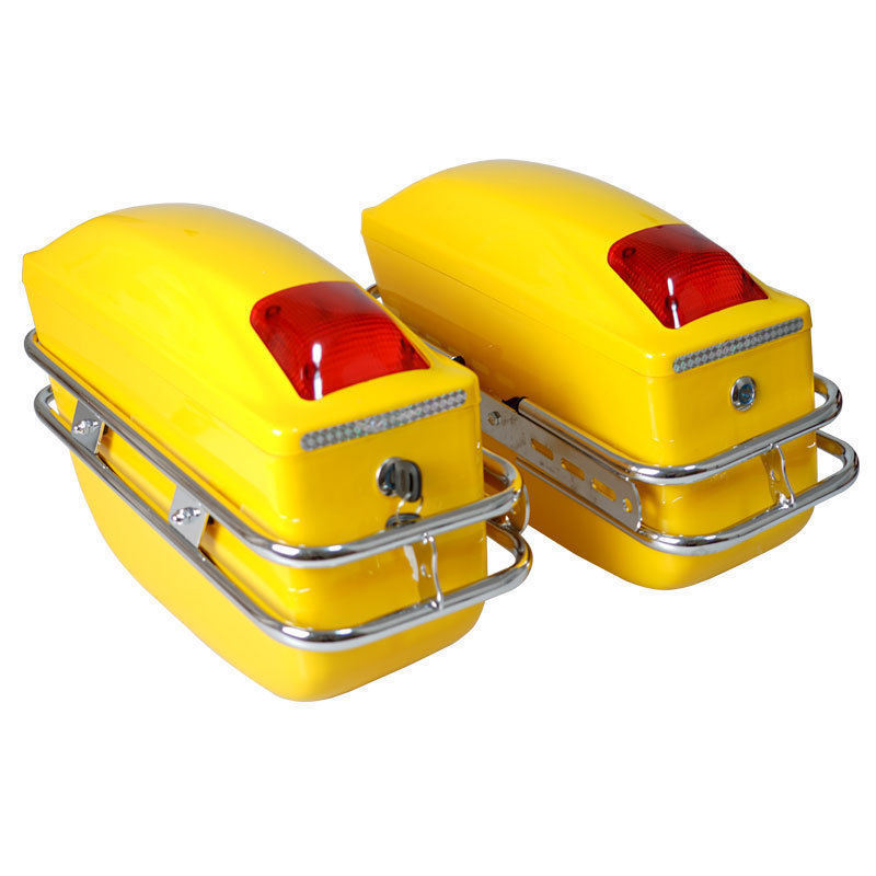 Un par de cajas laterales amarillas con luces