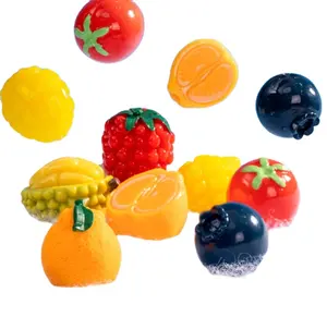 تماثيل متنوعة من الفاكهة والراتنج مُزينة بالمنظر الطبيعي على شكل أزهار الدوران والمانجو والفاكهة البكر والفاكهة الزرقاء وجوز الهند والطماطم والأناناس والفراولة والموز