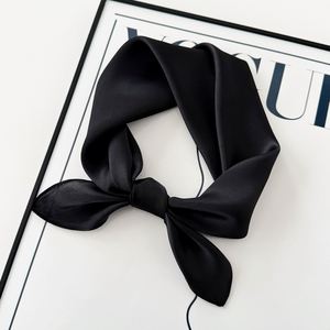 Écharpe carrée tendance à motif uni, durable, avec pompons, en coton, pour toutes les saisons – Grande Vente - Product Image 4