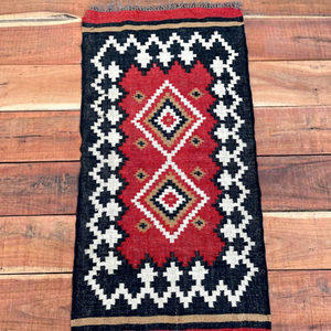 Tapis artisanal du Gujarat à motif abstrait rouge, noir et blanc en laine et acrylique, rectangulaire, tufté à la main, écologique, décoration moderne pour la maison - Product Image 1
