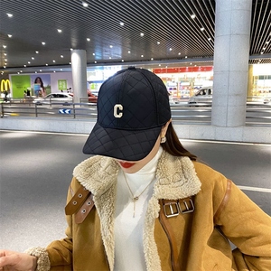 Cappellino da Baseball Invernale Imbottito <span class=keywords><strong>e</strong></span> Ricamato a 6 Pannelli, Unisex, con Motivo a Lettera <span class=keywords><strong>C</strong></span> <span class=keywords><strong>e</strong></span> Logo Frontale - Product Image 2