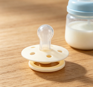 Stilvoller Kirsch-Nippel Elastischer BPA-freier Umweltfreundlicher Lebensmittelechter Silikon-Kürbisförmiger Karomuster Baby-Beißring-Schnuller - Product Image 4