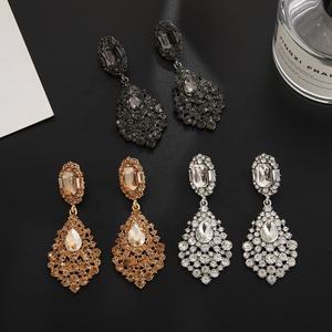 Boucles d'oreilles pour femmes en forme de larme de couleur champagne rétro européenne américaine, entièrement serties de diamants, pierres précieuses en cristal, accessoires en alliage de zinc - Product Image 6