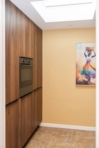 Système d'armoires de coin café sur mesure avec éclairage intégré, plateau en marbre et étagères murales pour petits espaces - Product Image 4