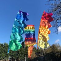Drapeaux de festival en gros, bannières publicitaires personnalisées imprimées directement de l'usine, en polyester 100 g/m², avec piquet en bambou et base à pointe.