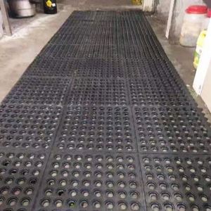 Alfombrilla de goma de piso antifatiga entrelazada con agujeros - Product Image 2