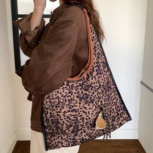 Sac fourre-tout en toile à imprimé léopard pour femmes, grande capacité, boucle magnétique, poche zippée, sac à bandoulière décontracté pour tous les jours - Product Image 1