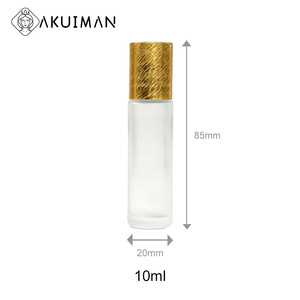 Botella de vidrio para aceites esenciales con logotipo personalizado, envase roll-on con tapa blanca y embalaje en tono dorado para cosméticos. - Product Image 5