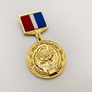 Tenere un <span class=keywords><strong>loto</strong></span> 3D <span class=keywords><strong>oro</strong></span> inciso personalizzato distintivo dell'emblema <span class=keywords><strong>d</strong></span>'onore souvenir - Product Image 2