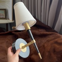 Lampe murale de style américain avec abat-jour en tissu, lumière LED moderne et simple, lampe de chevet pour chambre à coucher, lumière chaude pour salon