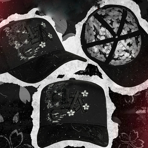 Gorra de Béisbol Personalizada de Buena Calidad en Gamuza Negra de Dos Tonos, 5 Paneles, Cierre Snapback, Visera Curva y Etiqueta de Savia, Estilo Wizard y Baez - Product Image 1