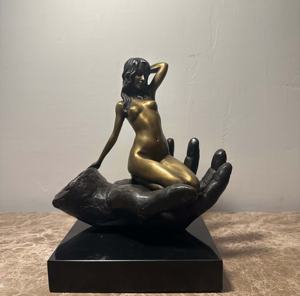 Sculpture en bronze d'une jeune fille dans la paume de la main, figurine décorative de style européen - Product Image 1