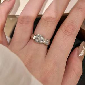 Bague ouverte en argent pur S925 avec un design de ceinture unique, luxe léger, tendance, sertie de diamants, petite bague brossée de niche - Product Image 2