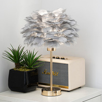 Lampe de table en plumes nordique moderne Lampe de chevet chaude et romantique simple pour la décoration de la chambre à coucher