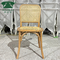 Chaise de salle à manger en rotin tissé brun empilable moderne et en bois massif
