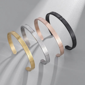 Bracelet en acier inoxydable minimaliste et tendance, ouvert, réglable, anti-allergique, personnalisable avec logo, noms et dates - Product Image 6