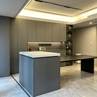 Îlot de cuisine gris foncé simple avec table à manger intégrée et table d'appoint longue, îlot central de cuisine sur mesure pour espace de cuisine de villa
