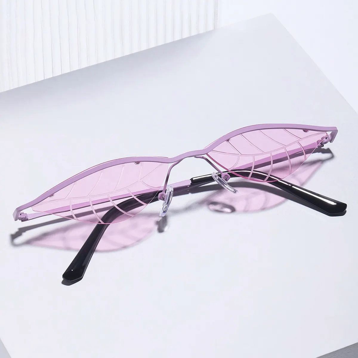 Kacamata hitam bentuk daun potongan berlian trendi 2024 kacamata mode tanpa bingkai kecil grosir kacamata optik UV400 PC AC
