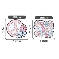 En gros, Broche en émail souple en alliage de zinc, motif dessin animé mignon, lettre rose et signe de paix, pour sac à dos, veste, chapeau, noir