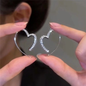 Orecchini a perno da donna con pietra a cuore, gioielli minimalisti romantici alla moda - Product Image 1
