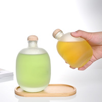 Bouteilles de jus en verre givré, forme ronde, avec bouchon en bois pour l'emballage de jus et de boissons