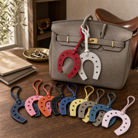 En gros, Breloque de sac en cuir pleine fleur en forme de fer à cheval, Pendentif de sac à main équestre, Accessoire de sac à main, Logo personnalisé, 12 couleurs, Vente en gros