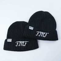 Quantité minimale de commande bas personnalisé de haute qualité logo brodé acrylique et fil de laine Ski Sport hiver bonnet unisexe à revers chapeaux avec étiquettes tissées