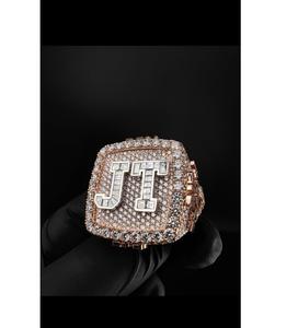 Anillo de Diamante Moissanita Sofisticado para Hombre con Piedra de Corte Redondo Clásico y Diseño de Banda Pulida Suave de la India - Product Image 1