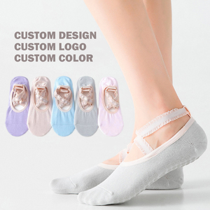 Chaussettes d'été antidérapantes avec lanière élastique et dentelle Chaussettes de yoga Pilates Logo personnalisé Chaussettes de ballet pour femmes et filles Emballage de marque personnalisé - Product Image 1